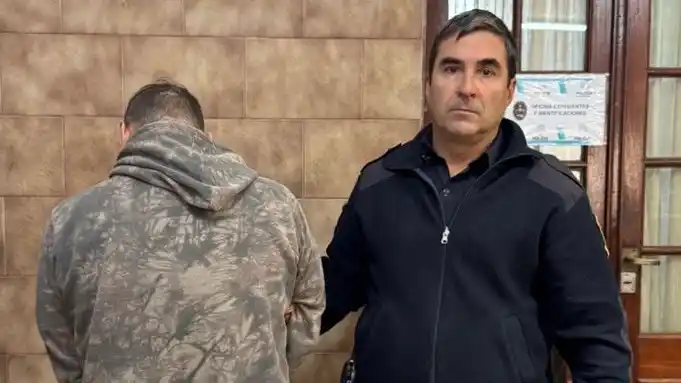 El detenido, de 41 años, fue trasladado y alojado en una dependencia policial.