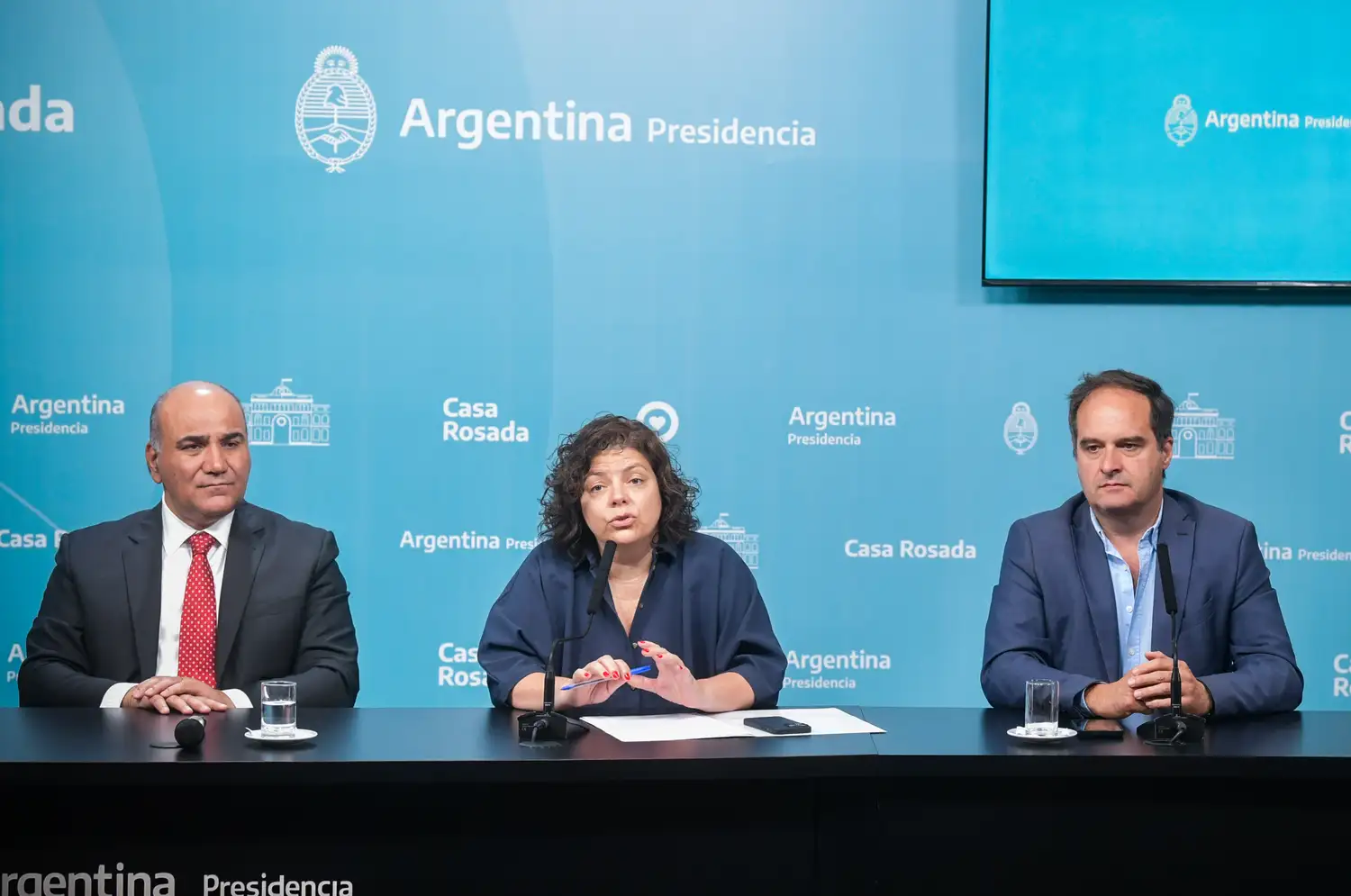 Juan Manzur, Carla Vizzotti y Santiago Maggiotti, durante la conferencia de prensa.