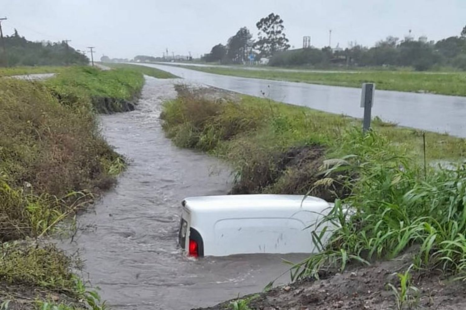 Un ciudadano chino despistó con su auto en plena Ruta 12 y terminó sumergido