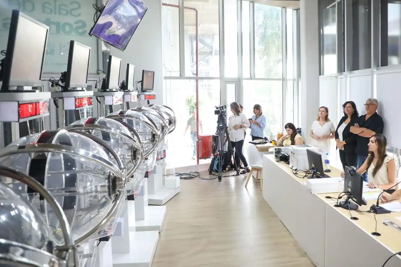 El sorteo se realizó en la sede de Lotería de Santa Fe.