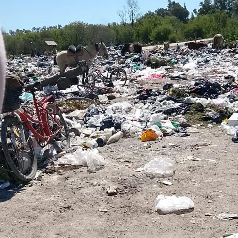 La Tosquera: "Es imposible pasar porque la calle está tapada de basura"