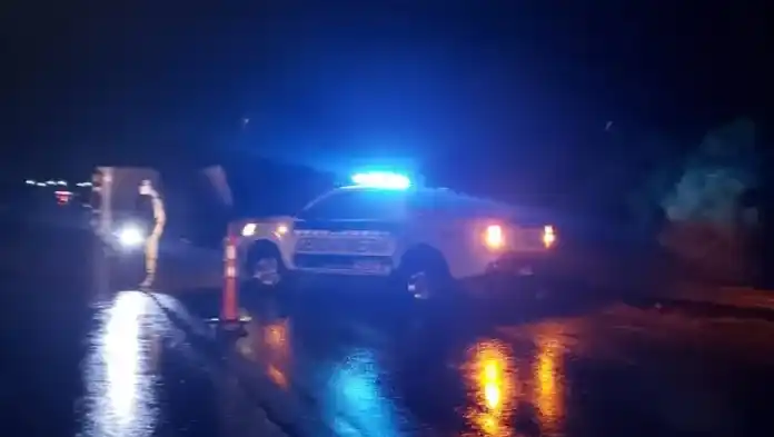 Un camión perdió el control en la ruta 14 y terminó volcando toda la carga