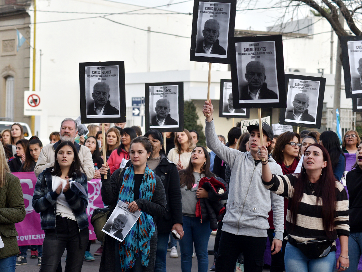 Marcharon y escracharon la casa de Carlos Fuentes: pidieron tobillera electrónica mientras siga libre