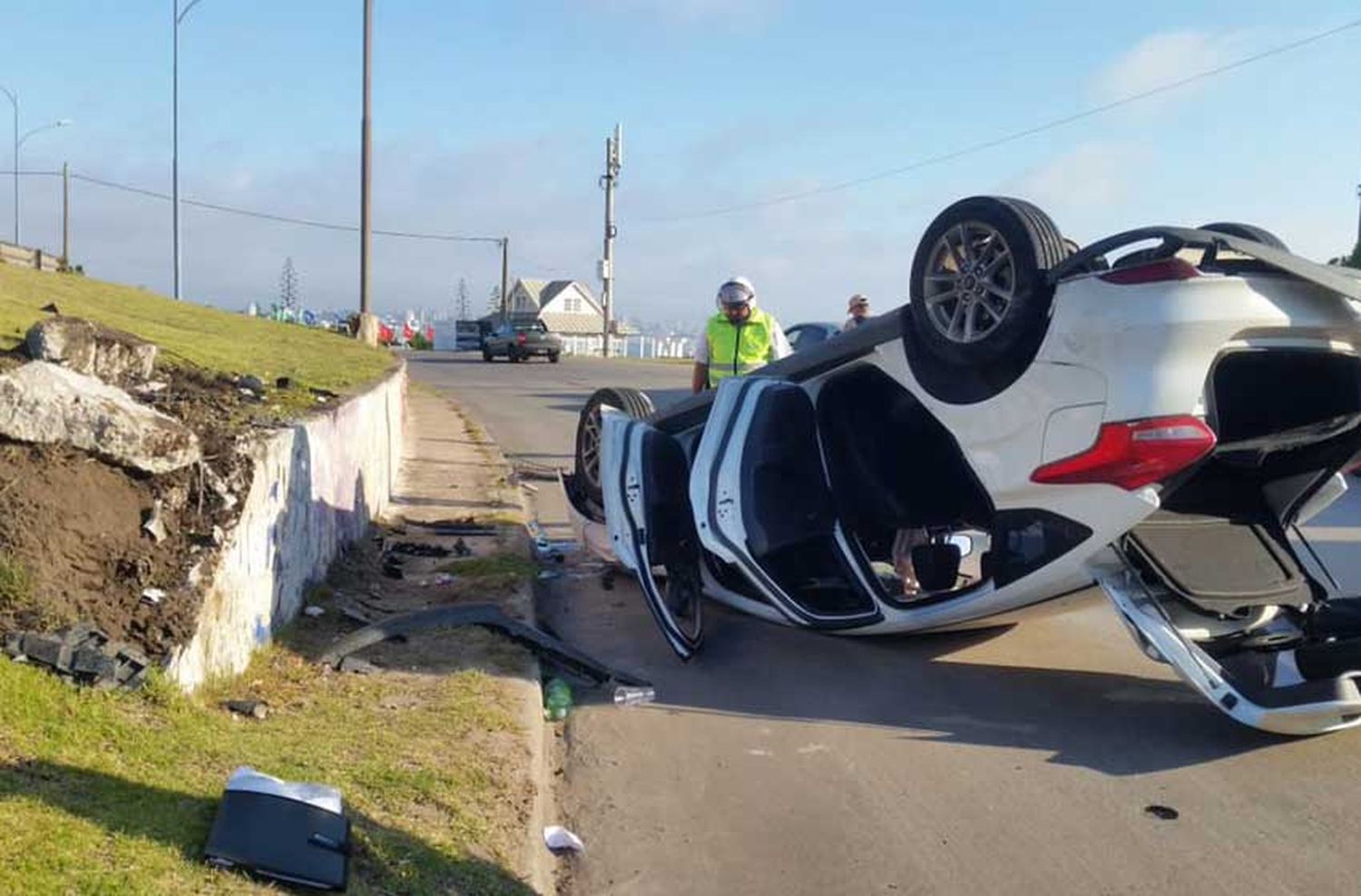 Perdió el control y volcó en la curva de Waikiki