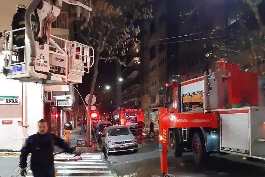 Tragedia enluta a Buenos Aires: El SAME confirmó cinco muertos, 18 heridos y hay personas atrapadas