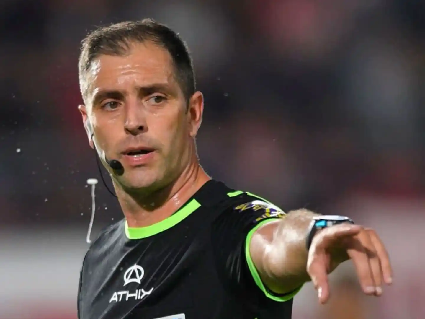 El árbitro que mandó a leer el reglamento a Cavani cometió un insólito error en un partido de Copa Argentina