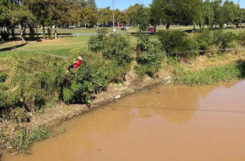Polémica por la aparición de una «tirolesa» entre el parque Alem y el arroyo Ludueña