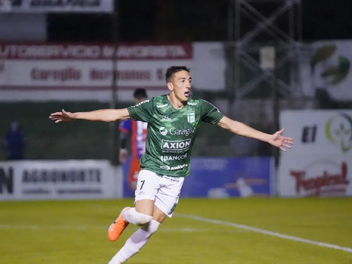 Calentó la noche con goles