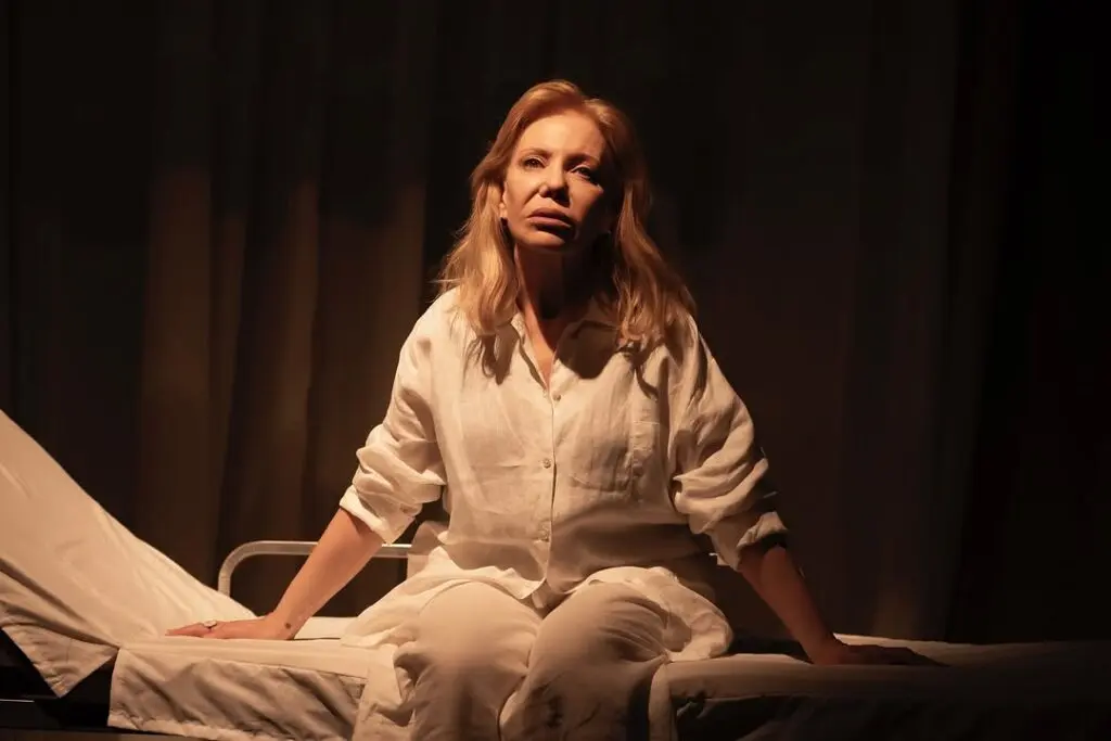 Cecila Roth interpreta a Anne una mujer que vive atrapada entre la ausencia, el deseo de control y el amor  por su hijo