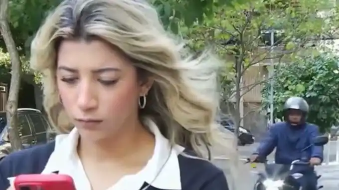 Un motochorro intentó robarle el celular a una movilera justo antes de salir al aire.