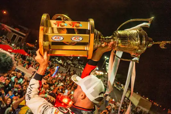 Arrecifes explotó de fiesta: la ciudad recibió a Agustín Canapino, pentacampeón del TC, con una caravana histórica