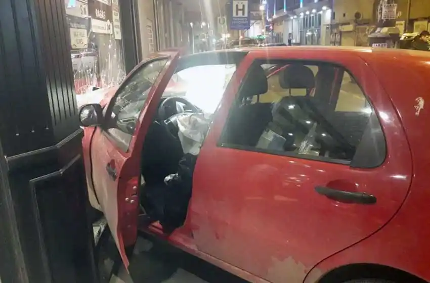 Chocó contra la vidriera de un comercio céntrico y se dio a la fuga