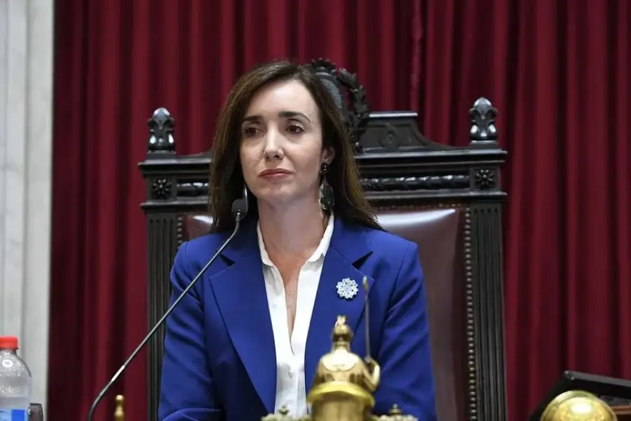 Los senadores se aumentaron las dietas en plena sesión, a mano alzada y sin debate