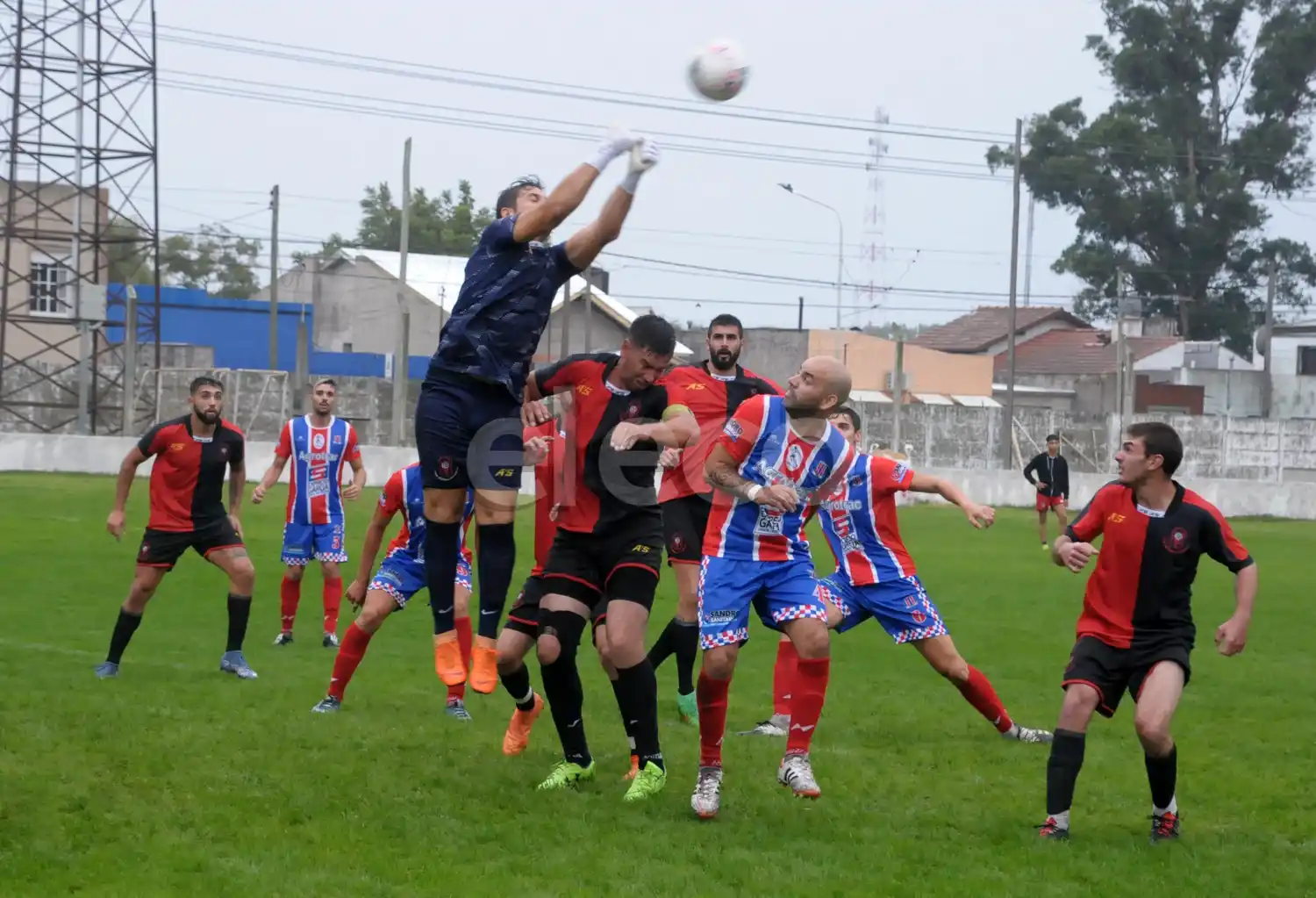 Rechazo del arquero Abrego, en la victoria de Sarmiento sobre Ferro.