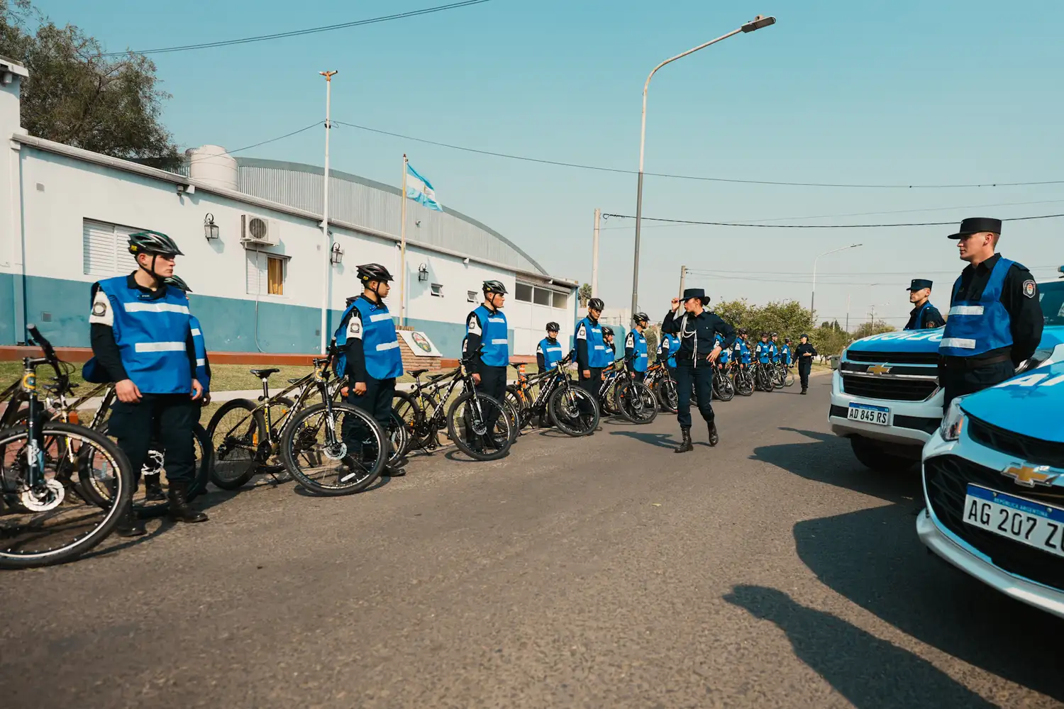 La Policía incorporó 100 bicicletas y una ambulancia