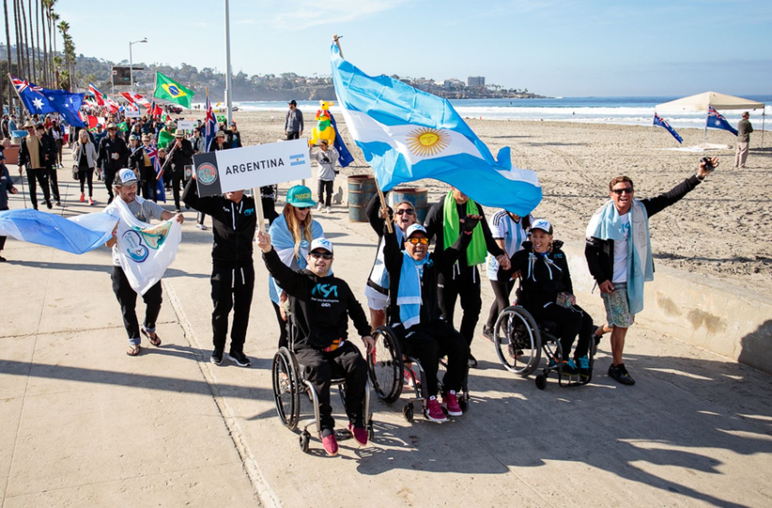 Surf adaptado: "Es más difícil llegar al mar que hacer lo que hacemos en él"