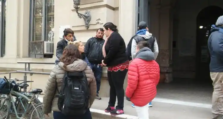 Contratados por “decreto de ayuda social” reclamaron por el  pago