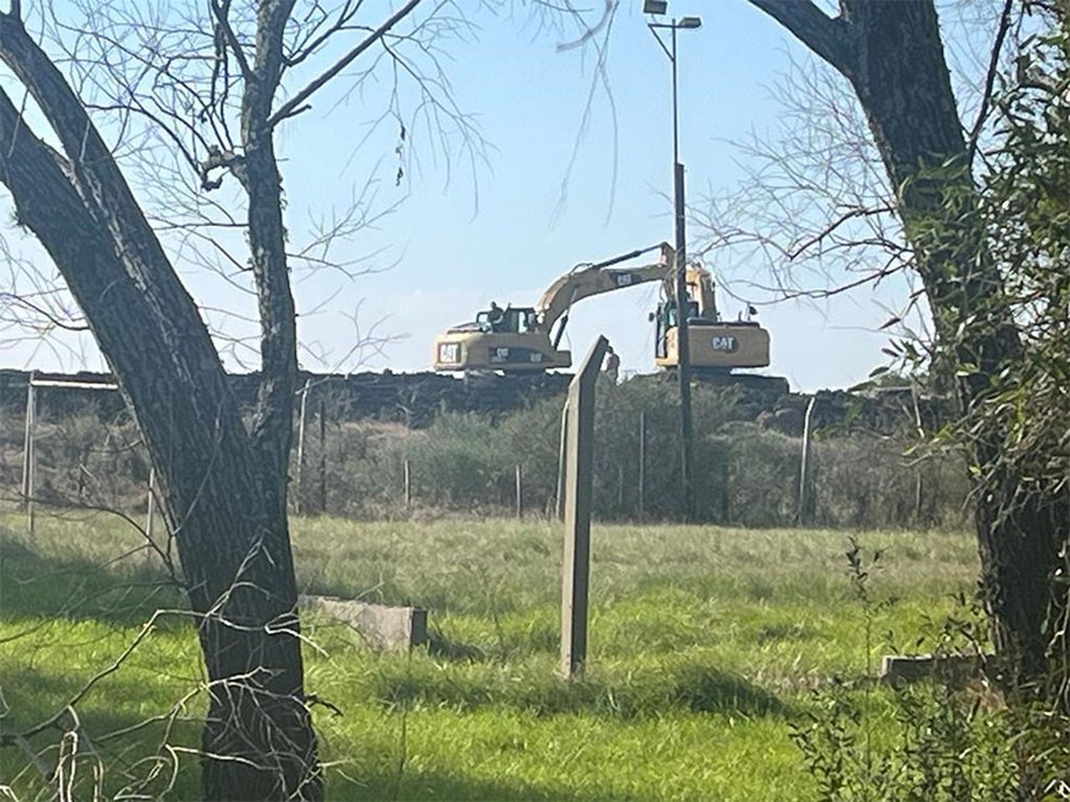 A pesar de una decisión de la Justicia, hasta ayer a las 15:15 la empresa Altos de Unzué seguía operando con sus trabajos en el predio Amarras.