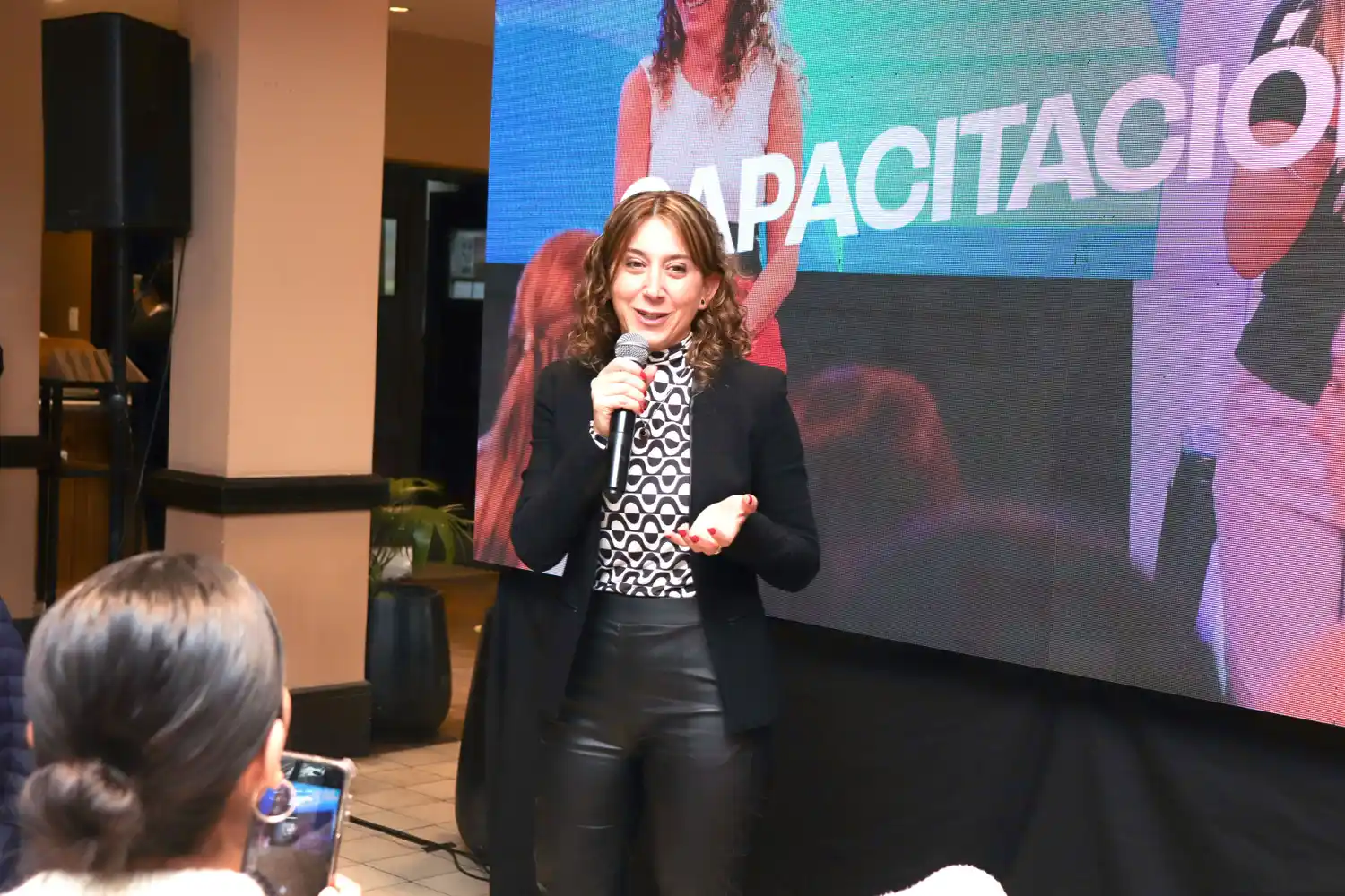 Una mujer tomando la palabra en acto sobre créditos bancarios de la provincia de Córdoba