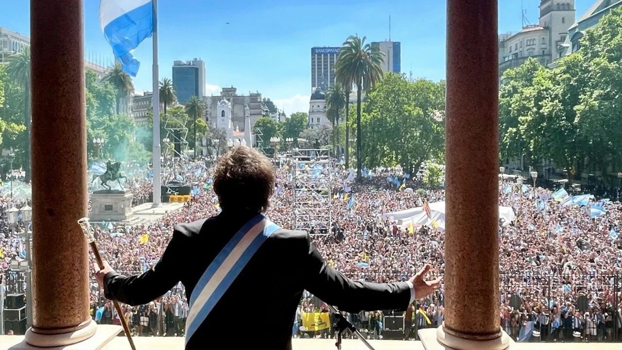 Javier Milei saludó desde el balcón de la Casa Rosada.