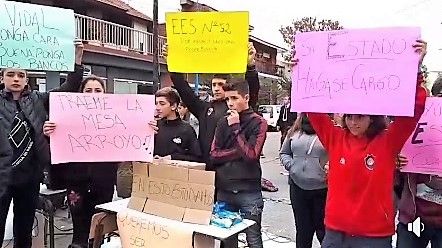 Protesta de alumnos para que Vidal envíe mesas y sillas a una escuela de Mar del Plata 