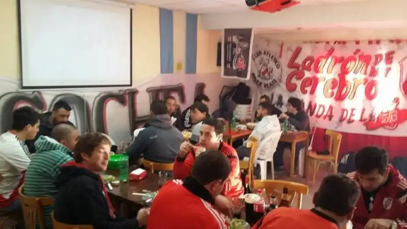 Reunión con amigos, la opción a la que apuntarán los hinchas