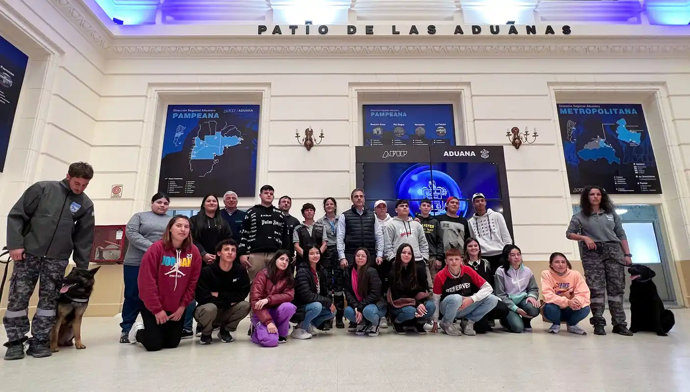 Michel recibió a estudiantes de 5° año, les entregó tablets y los invitó a recorrer el edificio de Aduana