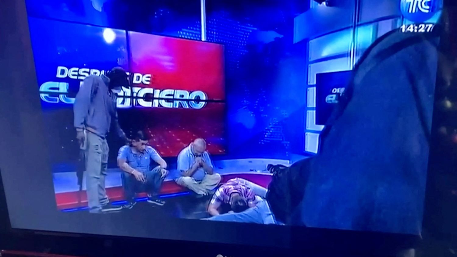 El personal del canal de televisión fue tomado como rehén durante algunas horas.