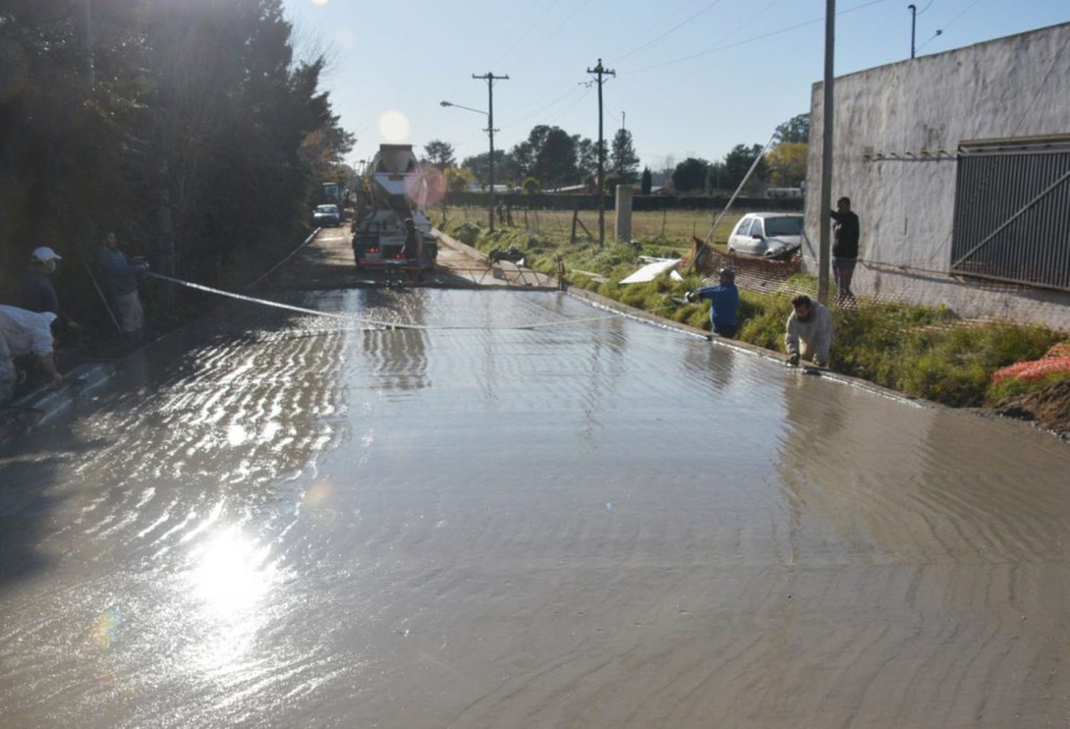 Con la colocación del hormigón avanzan las obras de pavimentación en un tramo de la avenida Pedersen