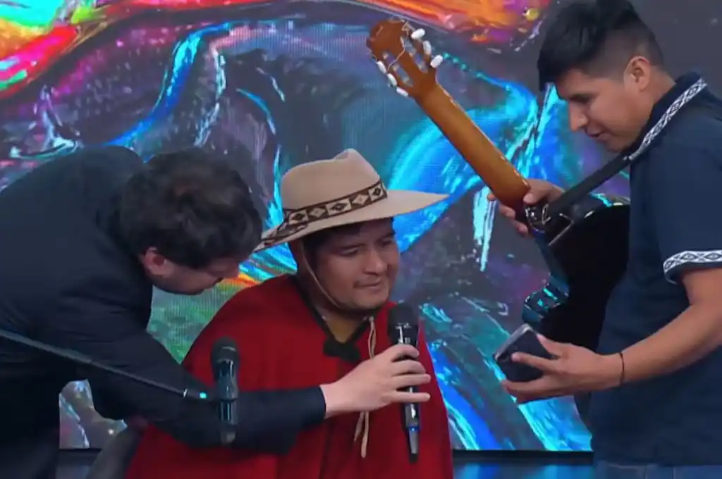 El joven músico utilizó sus pies para interpretar chacareras y recibió ovaciones y apoyo masivo del público