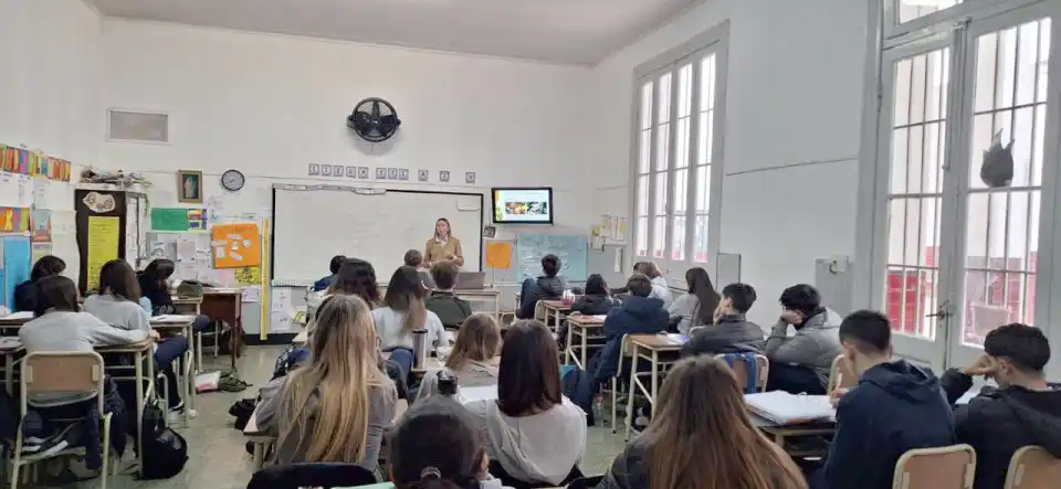 Entrega de mobiliario en escuelas de Tres Arroyos
