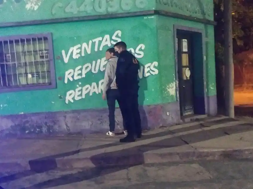 Estaba robando pertenencias de una camioneta cuando lo descubrió el dueño