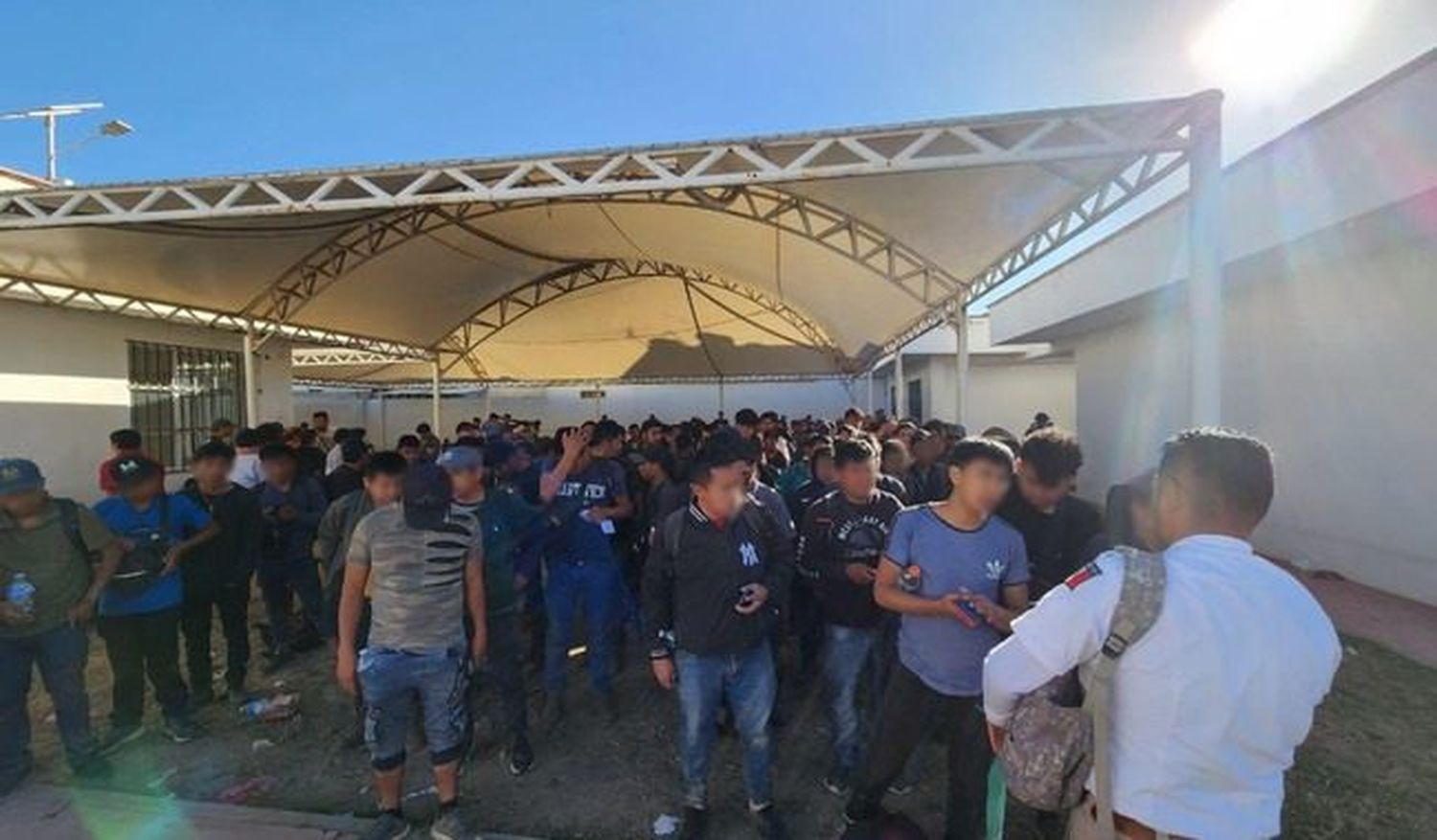 RESCATAN A 221 MIGRANTES EN MÉXICO: 17 familias, incluidos menores de edad