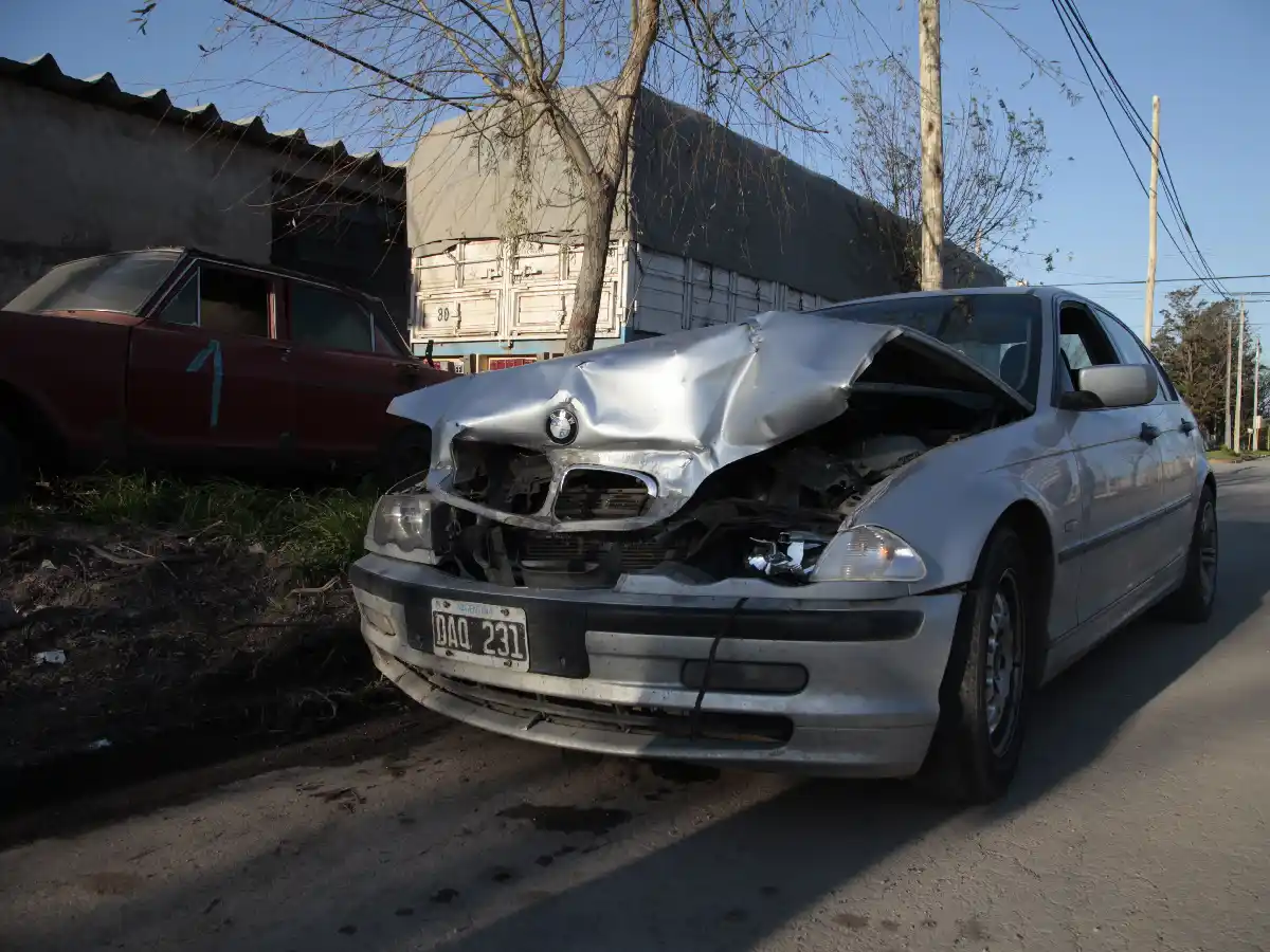 Manejaba un BMW, se descompuso y provocó un choque en cadena