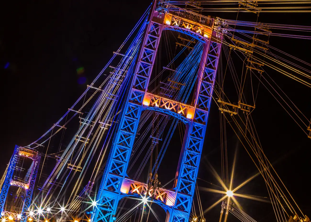 El Puente Colgante se ilumina por la diversidad sexual