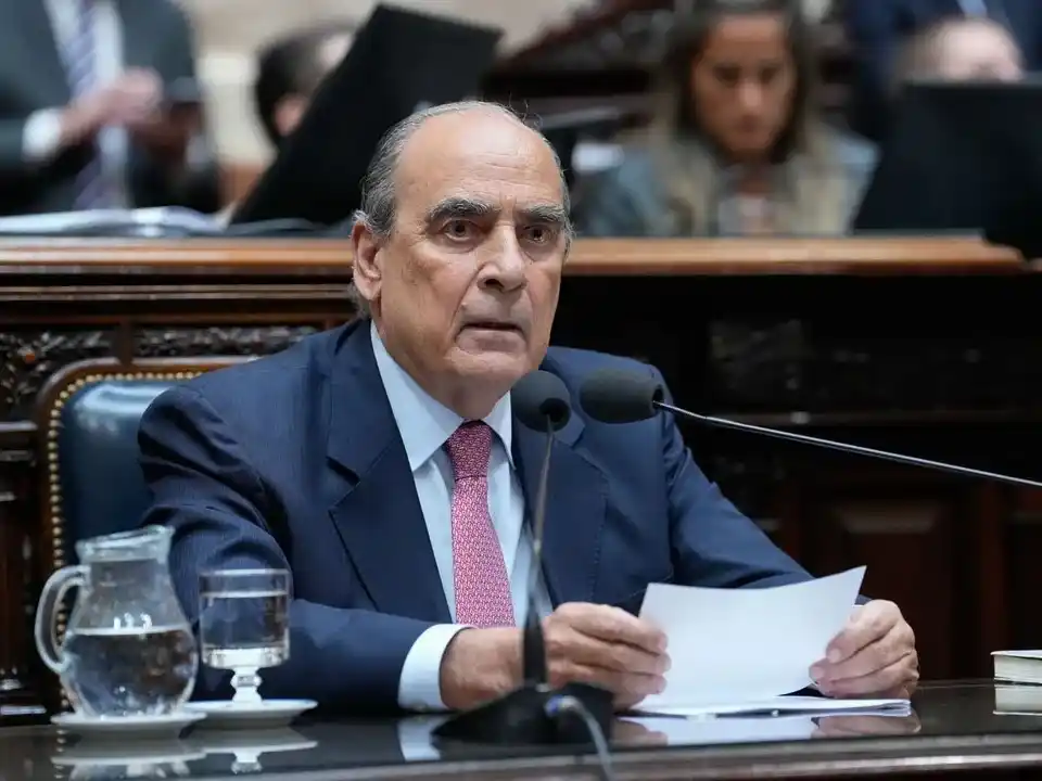 Francos explicó que restan detalles legales para anunciar las medidas para el uso de dólares