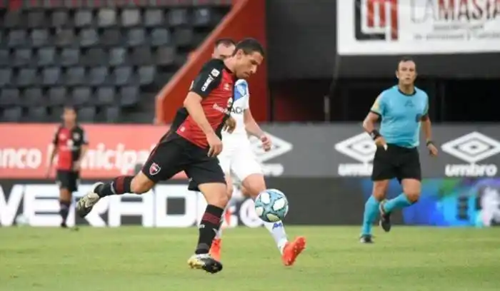 Newell�"s pagó su falta de puntería con una dolorosa derrota en manos de Vélez