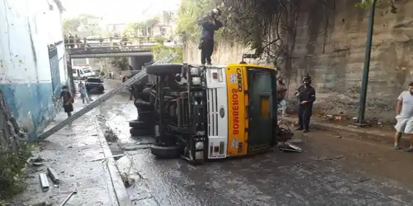 Dos heridos al volcar camión de los bomberos en El Paraíso