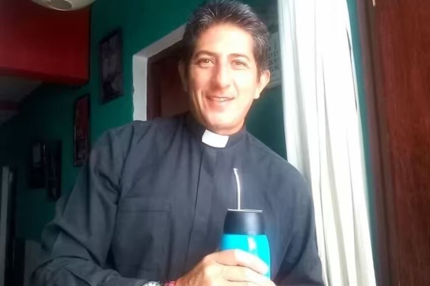 Un cura le partió una silla en la cabeza a un ladrón que había entrado a robar a su iglesia