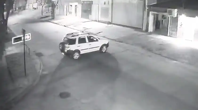 Los delincuentes lograron abrir el portón principal de la propiedad.