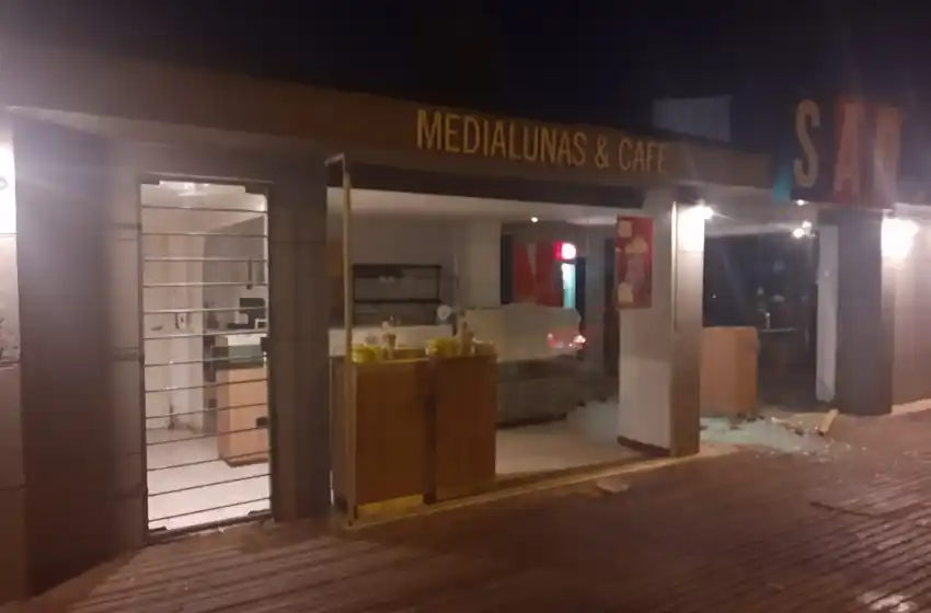 Rompen vidriera del café Sao y se llevan gaseosas, dos platos y una cerradura blindada