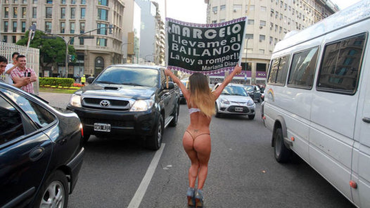 Mariana Diarco se desnudó en el Obelisco para entrar al “Bailando”