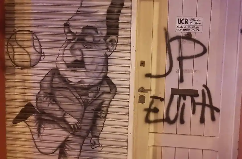 Realizaron pintadas en la sede de la UCR: "La agresión no conduce a nada"