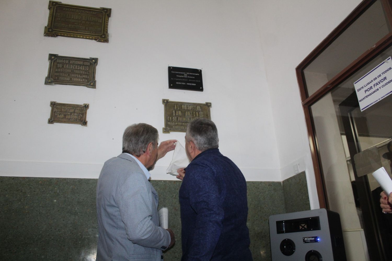 "Panchi" Cosso junto al director Besimsky descubren una placa.