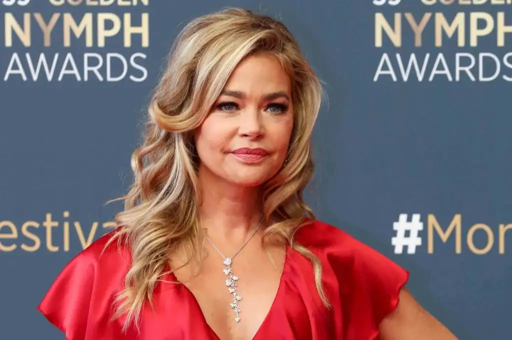 Conmoción: atacaron a balazos el auto en el que circulaba la actriz Denise Richards