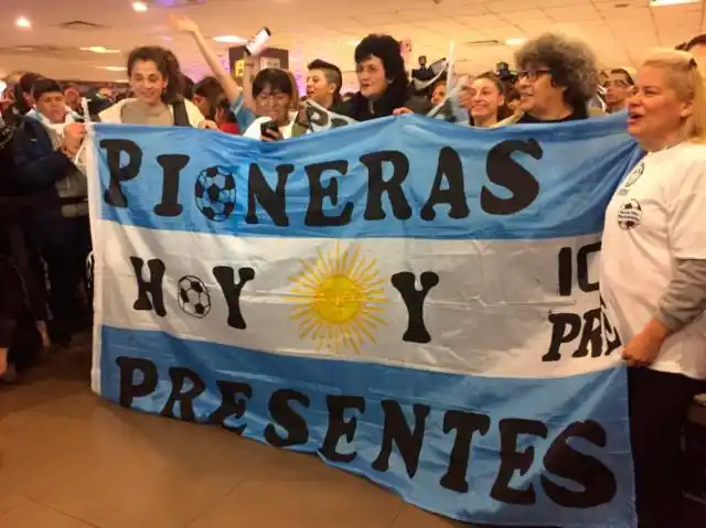 La selección femenina de fútbol fue recibida con afecto en su vuelta al país
