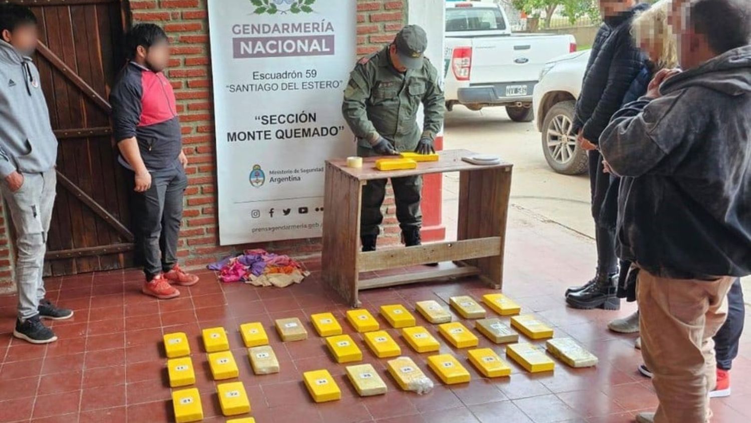 En total secuestraron 32 paquetes con cocaína.