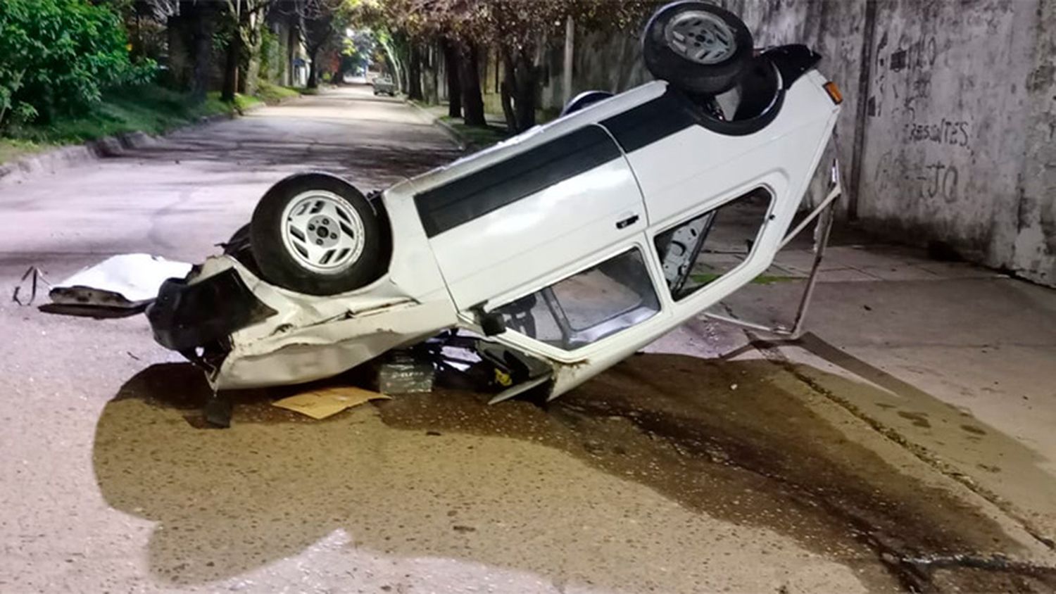 Un joven dio vuelta su auto cuando intentaba doblar en una esquina