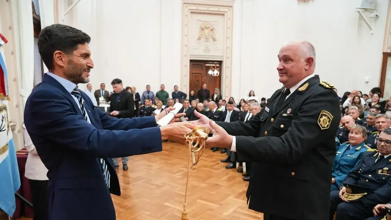 Pullaro reconoció a 88 policías reincorporados y lanzó una nueva convocatoria en Santa Fe - 1