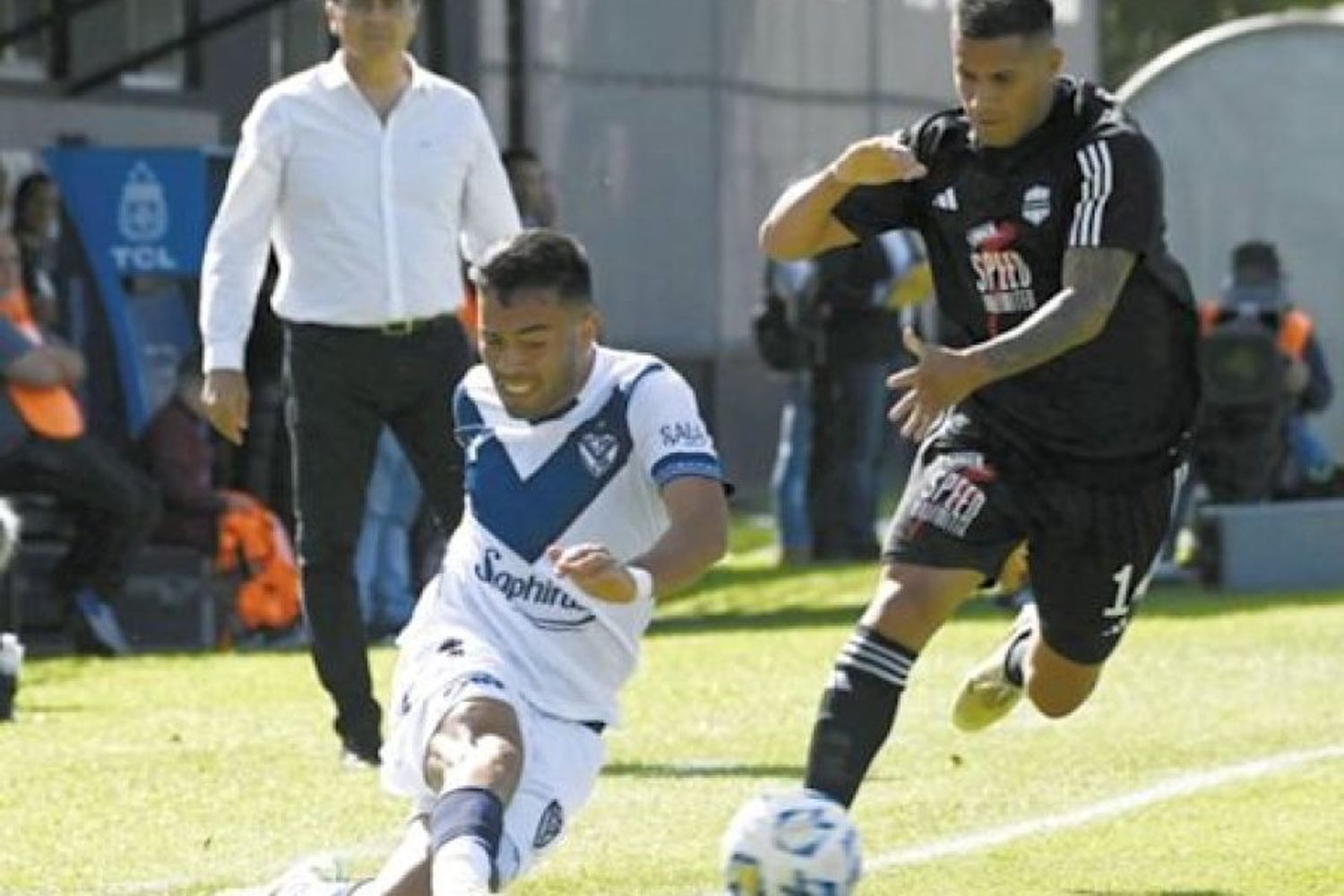 Vélez empató y sigue como único líder